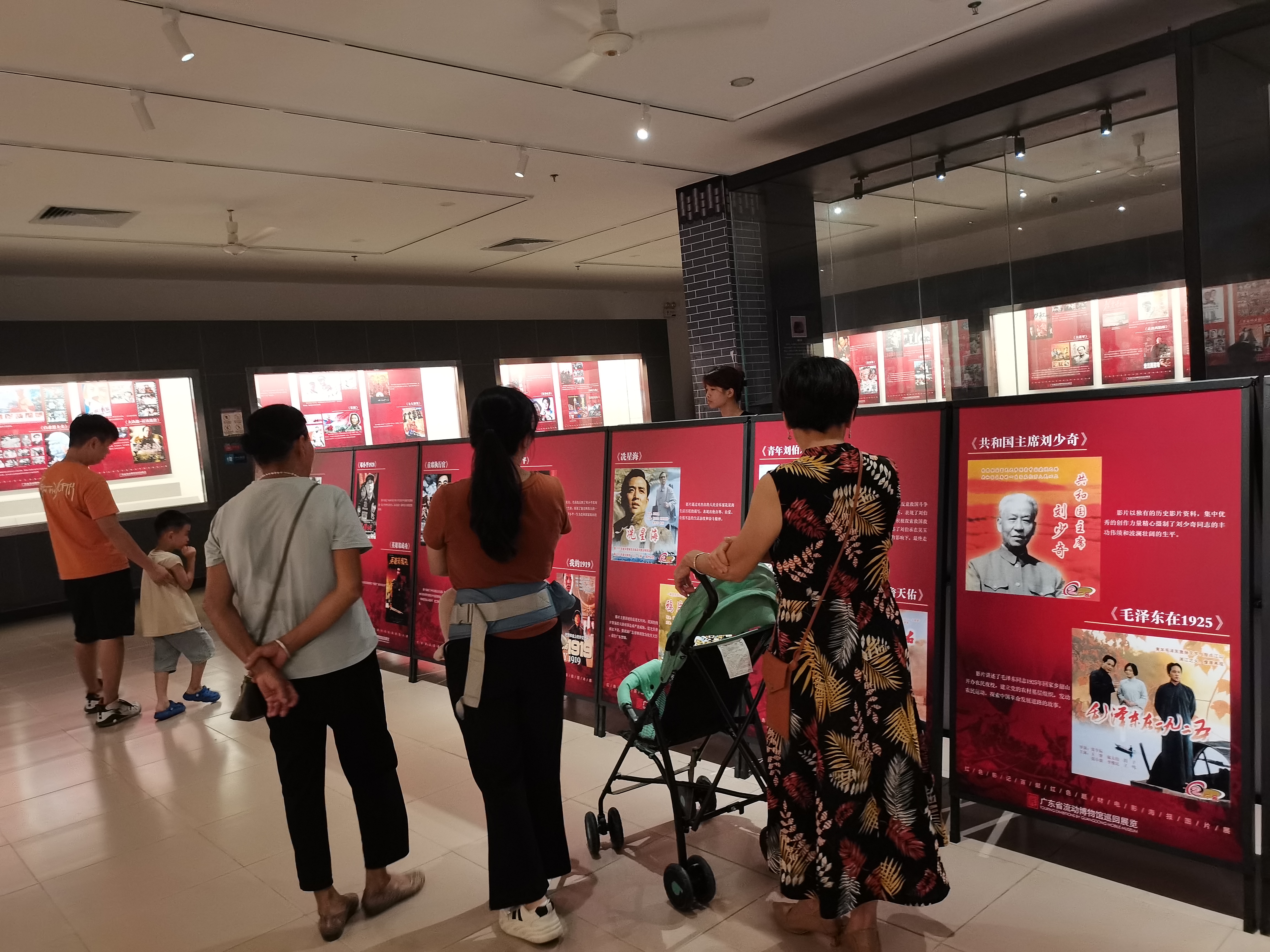 《红色影记——百部红色题材电影海报图片展》在信宜市博物馆展出成效显著.docx_2